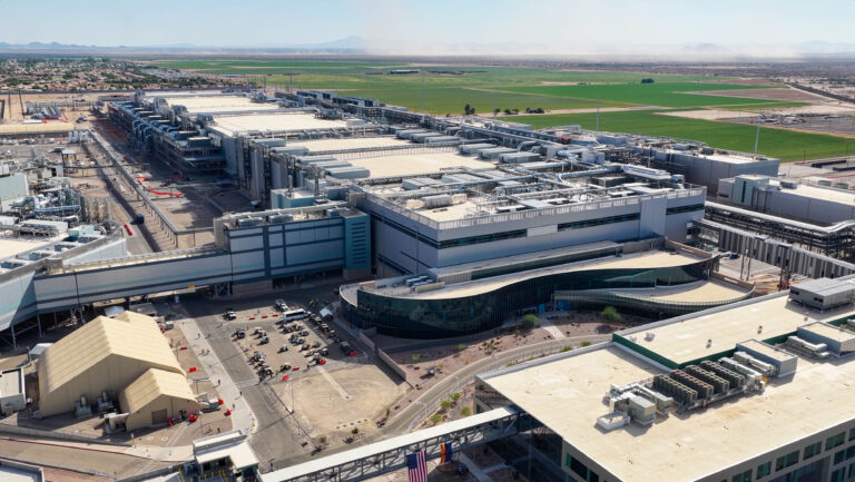 Intel et tSMC construisent de nouvelles usines de semi-conducteurs